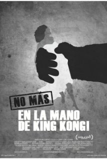 En la mano de King Kong 2011 poster